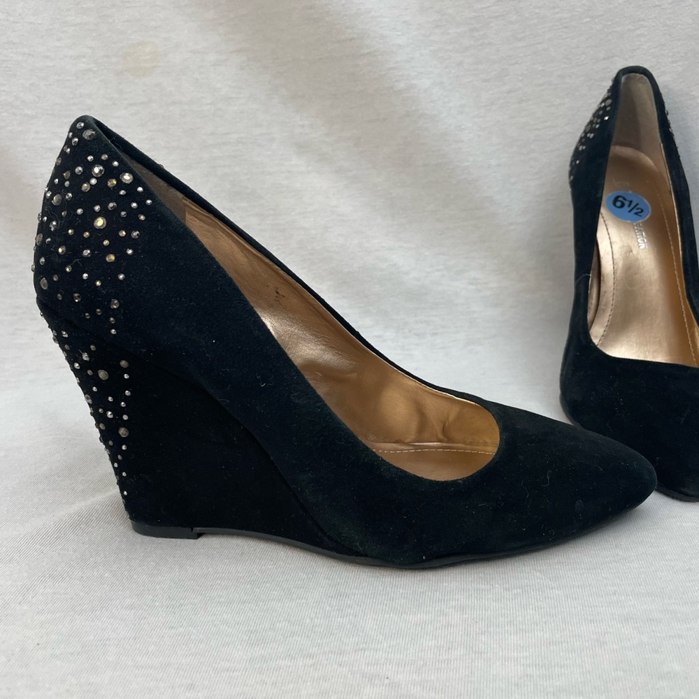 BCBG 6.5 black suade jeweled wedges